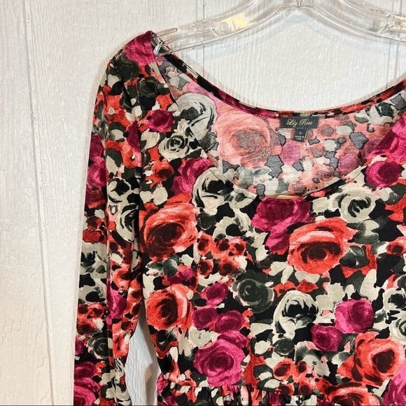 NEW Lily Rose Floral Rose Print Scoop Neck Blouse Small - Picture 4 of 16